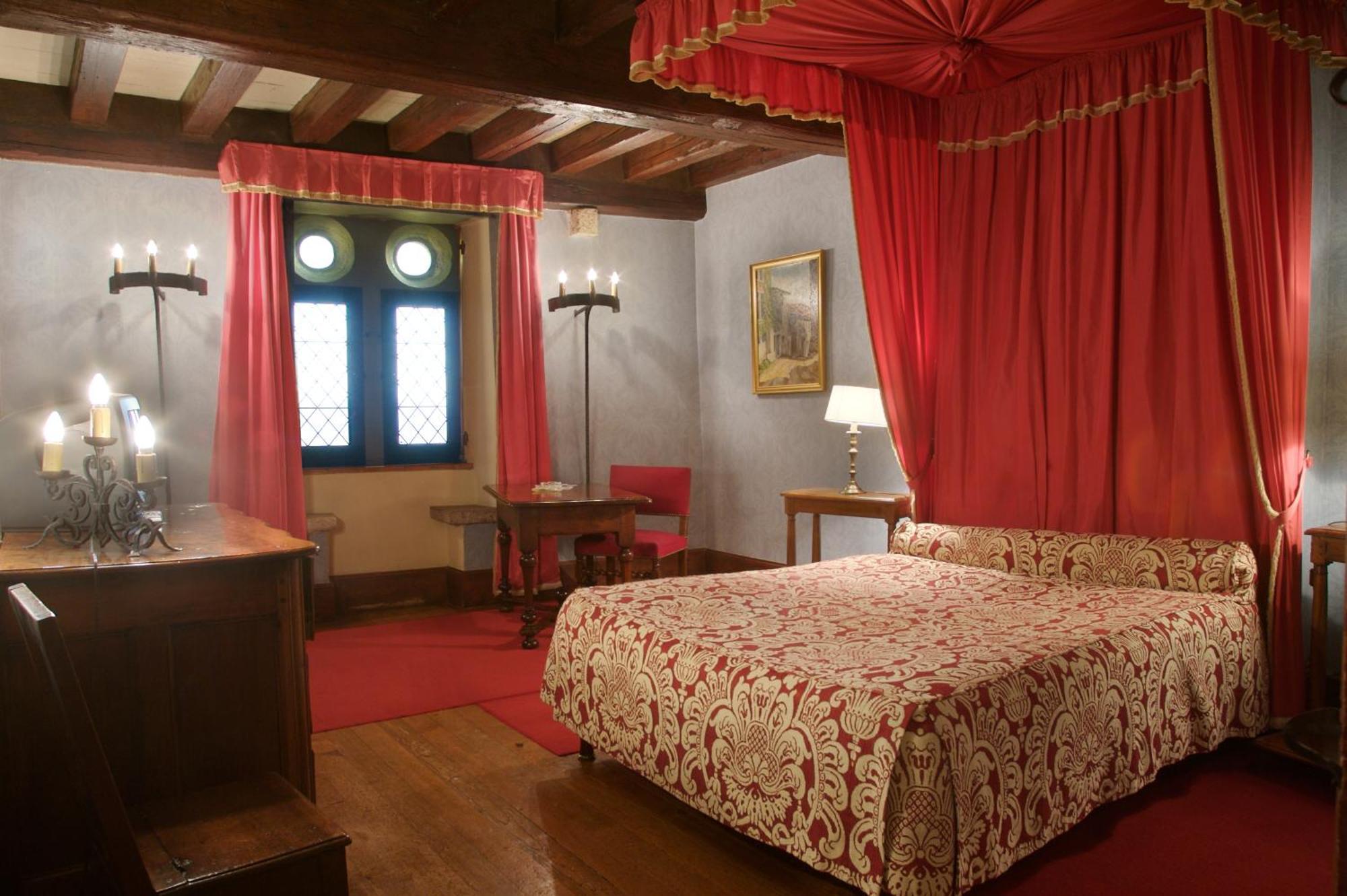 Hostellerie Du Vieux Pérouges Buitenkant foto
