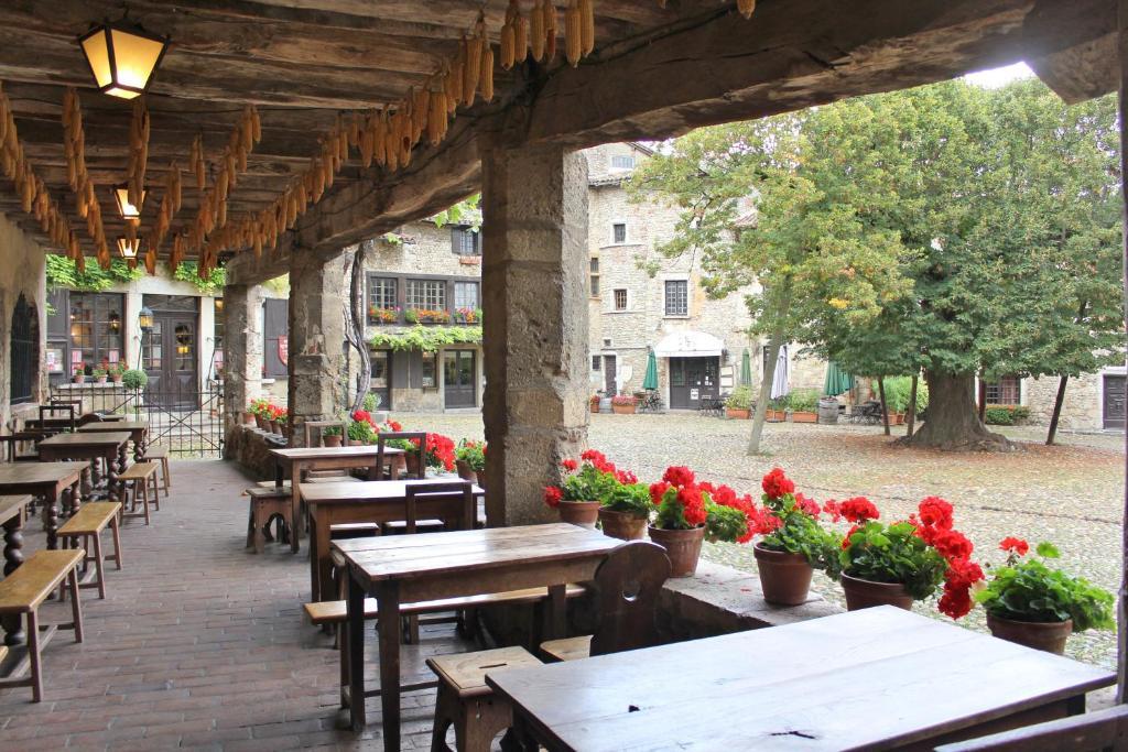 Hostellerie Du Vieux Pérouges Buitenkant foto