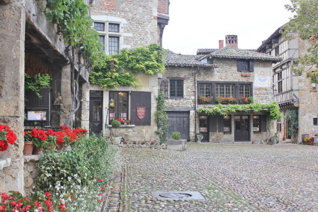 Hostellerie Du Vieux Pérouges Buitenkant foto
